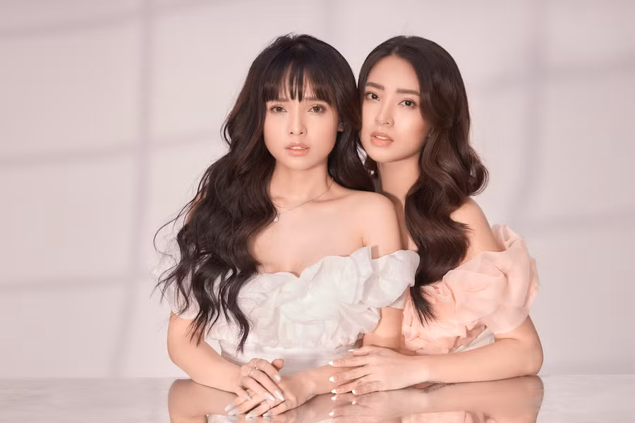 Nhiều người không khỏi bất ngờ khi nhan sắc của hai người đẹp như lão hóa ngược, trẻ trung hơn dù đã lập gia đình và sinh con. Nếu Việt Huê là một nửa của thành viên The Men Lê Hoàng thì Hải Băng là tình cũ của thành viên còn lại Tiến Dũng. ẢNH: NVCC 