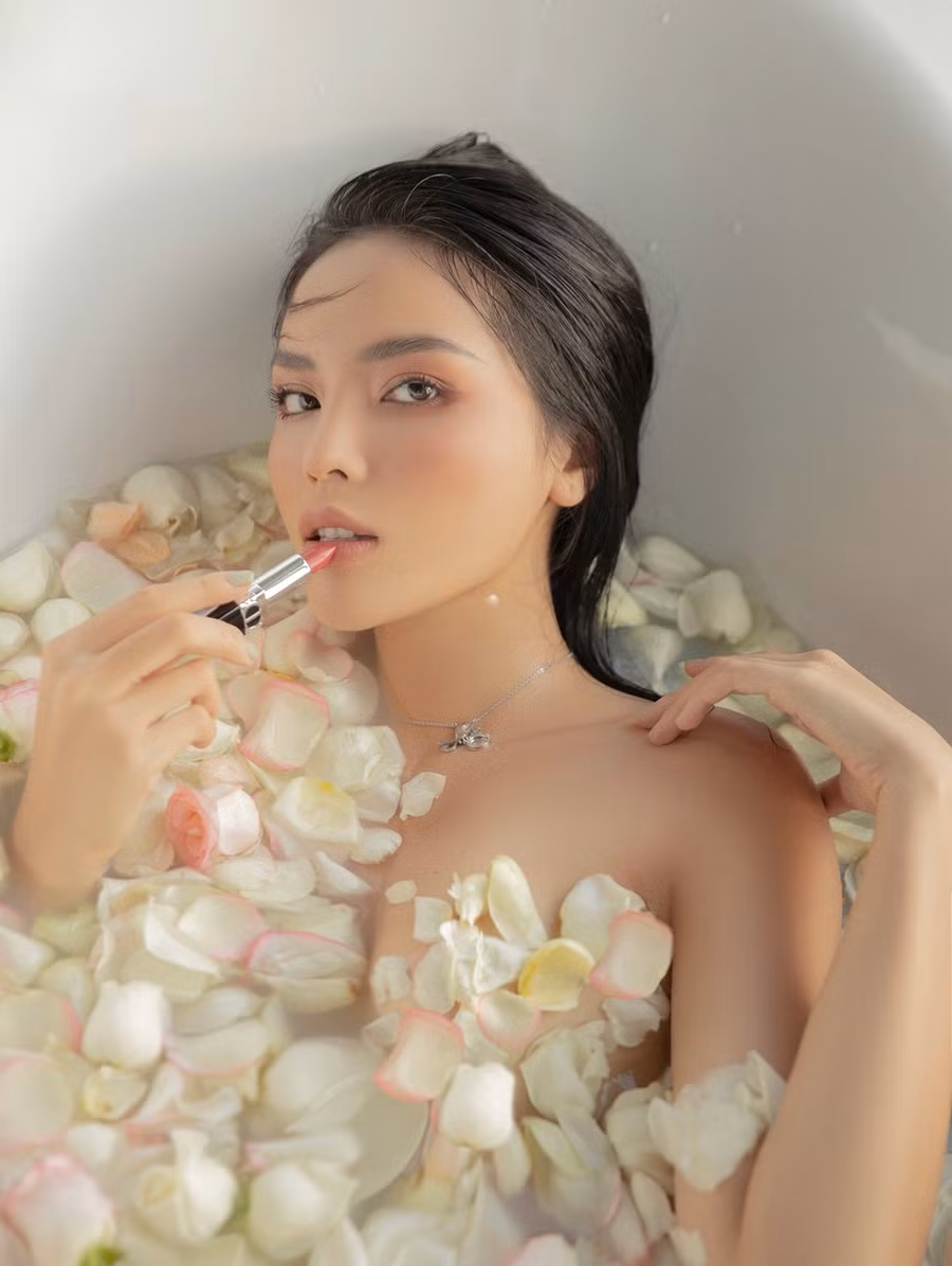 Bên cạnh đó, người đẹp sinh năm 1996 còn chọn phong cách trang điểm khá Tây với điểm nhấn là đôi mắt sâu hút cùng với đôi môi căng mọng quyến rũ. Điều này giúp cho khuôn mặt của Kỳ Duyên tự nhiên nhưng vẫn không kém phần sang trọng. ẢNH: NVCC