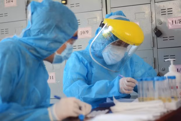 Các nhân viên y tế làm xét nghiệm SARS-CoV-2. (Ảnh: Văn Dũng/TTXVN)