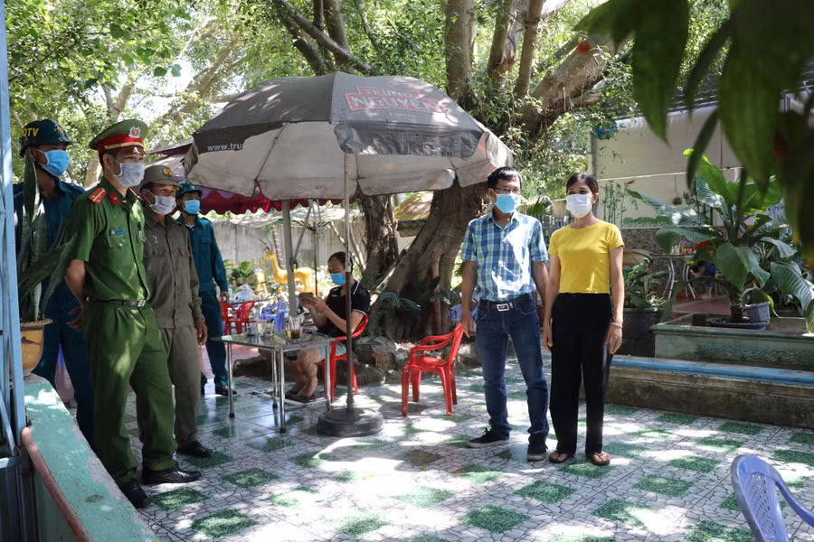 Đoàn liên ngành của phường An Phú, thị xã An Khê tổ chức tuyên truyền nhắc nhở người dân nâng cao ý thức phòng-chống dịch Covid-19. Ảnh Ngọc Minh