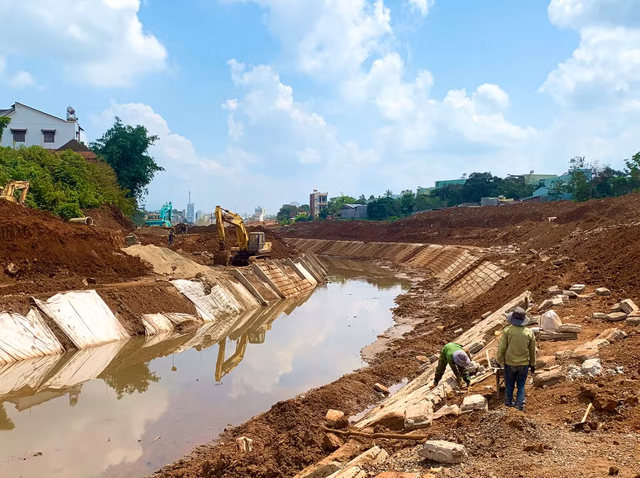 1Dự án Kè chống sạt lở suối Hội Phú đoạn từ đường Nguyễn Trung Trực đến Hùng Vương (TP Pleiku) đang đẩy nhanh tiến độ thi công