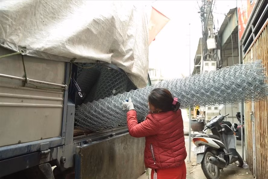 Giá sắt thép tăng khiến cho nhiều khách hàng kêu than. Ảnh Hương Ánh. Giá sắt thép tăng khiến cho nhiều khách hàng kêu than. Ảnh Hương Ánh.