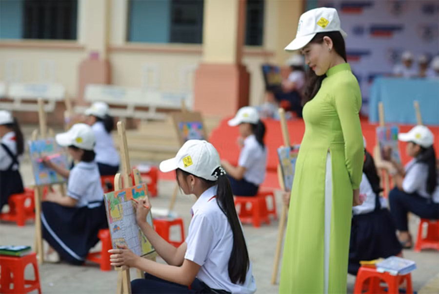  Các em thể hiện tác phẩm của mình.