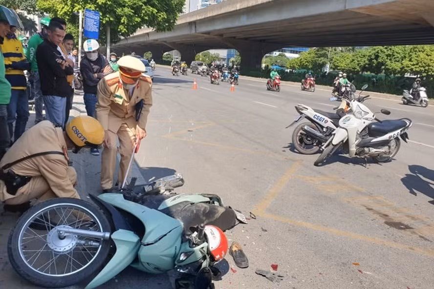 Vụ tai nạn giao thông trên đường Phạm Hùng (Hà Nội) khiến nhiều người bị thương. Ảnh: Phạm Đông