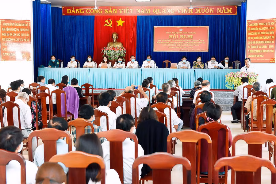Quang cảnh hội nghị tiếp xúc cử tri tại Hội trường UBND phường Tây Sơn (TP. Pleiku). Ảnh: Đức Thụy