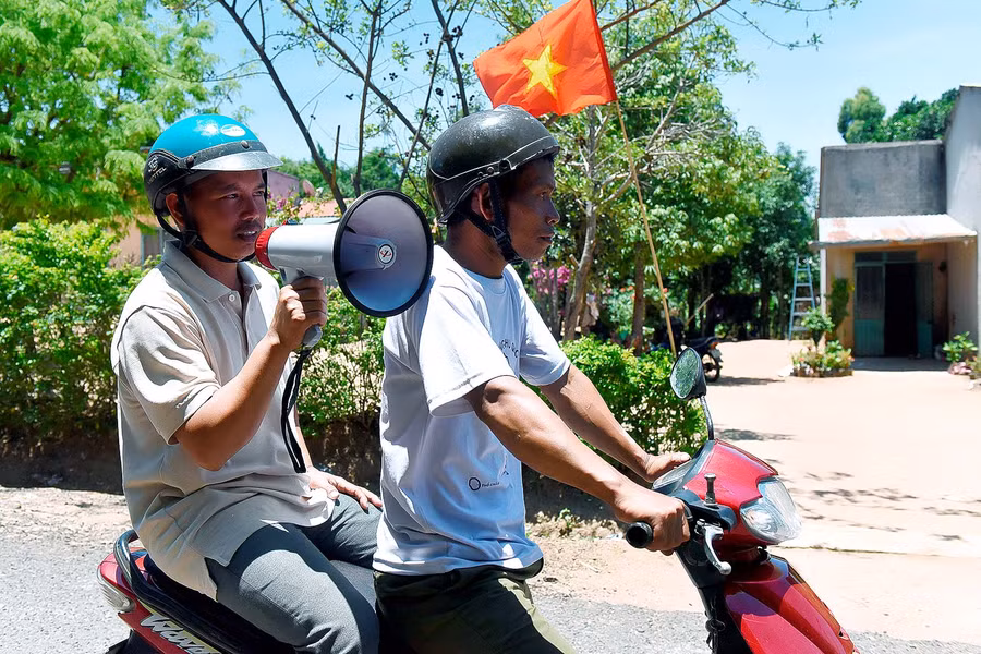 Thôn trưởng Gôh (làng Ch’Rông 2, xã Đak Talay, huyện Mang Yang) ngày nào tôi dùng loa để tuyền truyền đến người dân đúng ngày 23-5 bà con đi bầu cử thực hiện trách nhiệm công dân. 