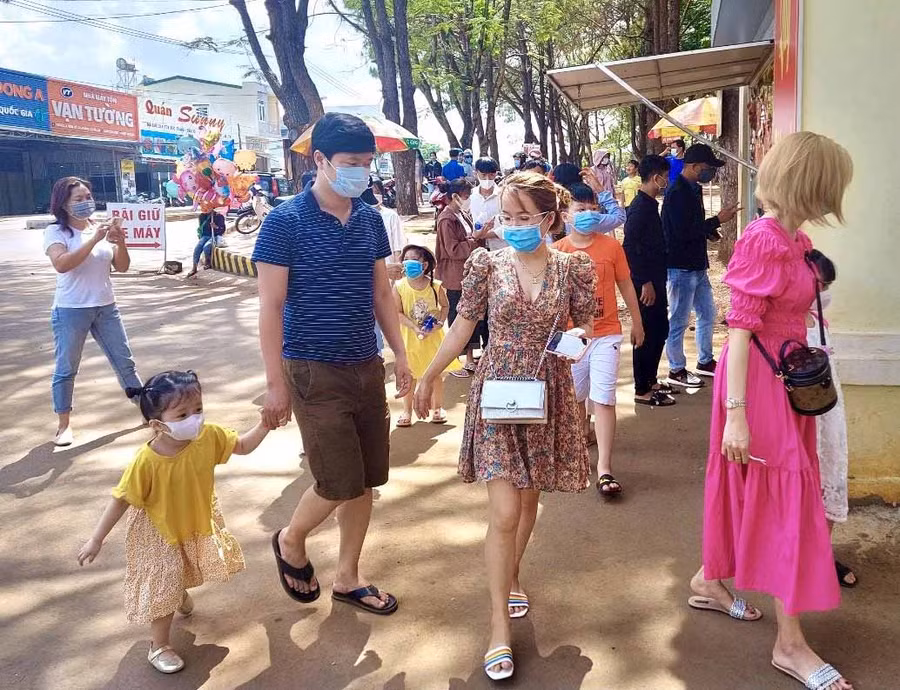 Người dân phải thực hiện nghiêm các biện pháp phòng-chống dịch bệnh theo Thông điệp 5K của Bộ Y tế, nhất là ở nơi công cộng. Ảnh: Mộc Trà