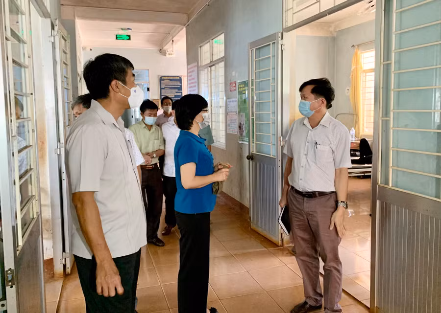 Ban Chỉ đạo phòng-chống dịch Covid-19 tỉnh Gia Lai kiểm tra công tác phòng-chống dịch tại Trung tâm Y tế huyện Đức Cơ. Ảnh: Như Nguyện