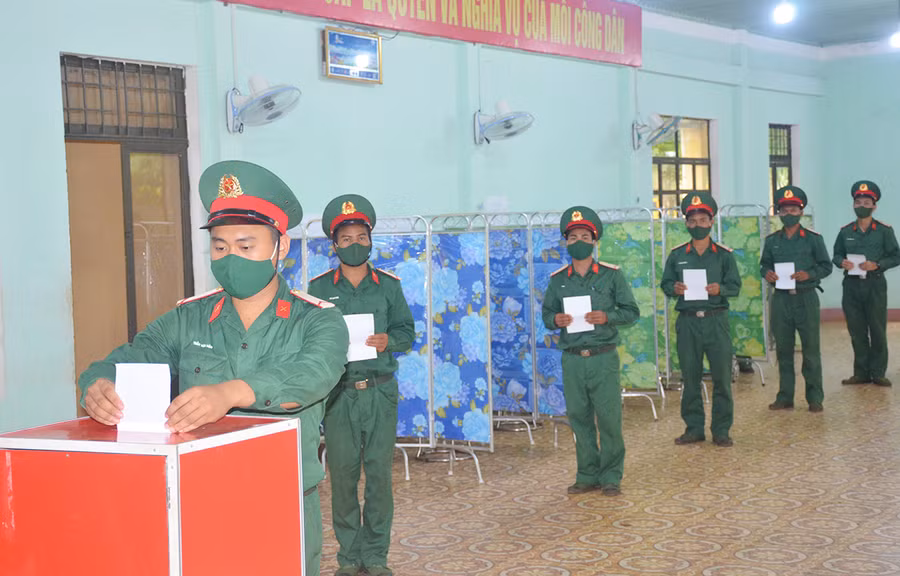 Cử tri Tiểu đoàn 50 bỏ phiếu. Ảnh: Vĩnh Hoàng