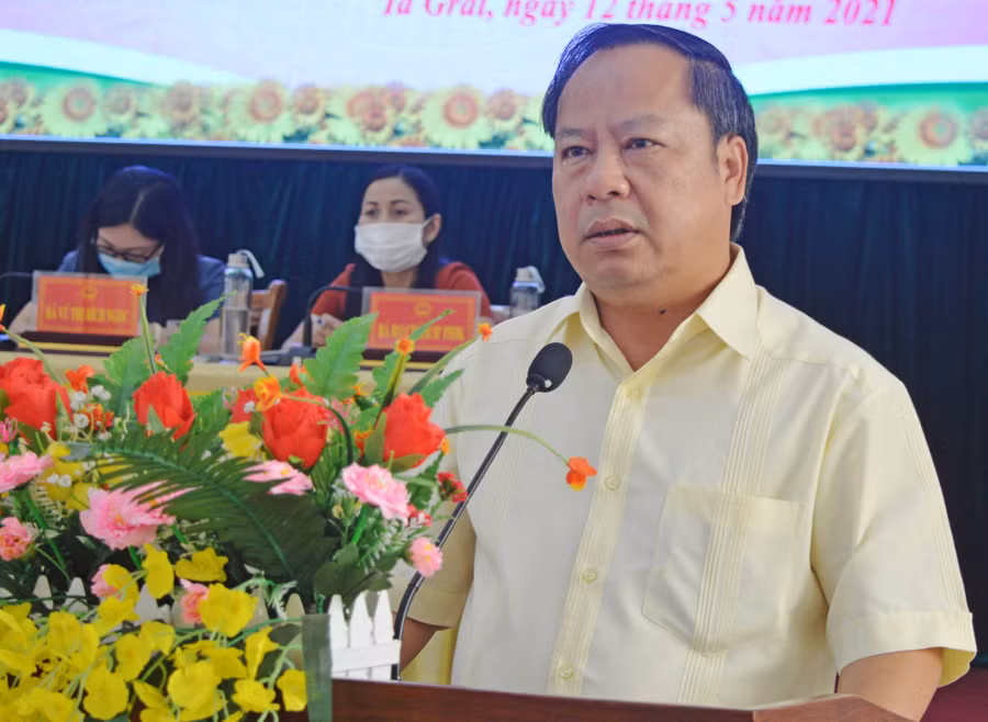 Ứng cử viên Châu Ngọc Tuấn-Phó Bí thư Thường trực Tỉnh ủy, Chủ tịch HĐND tỉnh trình bày chương trình hành động của mình trước cử tri huyện Ia Grai. Ảnh: Phương Dung ứng cử viên Châu Ngọc Tuấn trình bày tham luận trước cử tri huyện Ia Grai, ảnh P.Dung