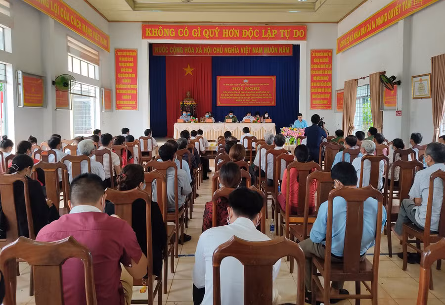 Quang cảnh hội nghị tiếp xúc cử tri tại xã Ia Drăng, huyện Chư Prông. Ảnh: Thủy Bình 2 Toàn cảnh hội nghị tiếp xúc cử tri tại xã Ia Drăng (huyện Chư Prông)- Ảnh Thủy Bình