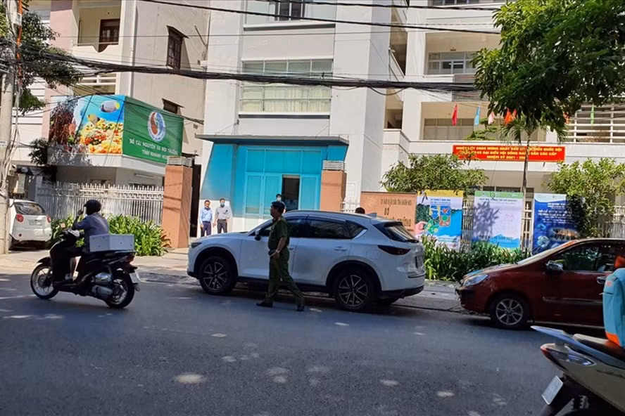 Lực lượng công an có mặt tại Sở Tài nguyên và Môi trường tỉnh Khánh Hoà thực hiện lệnh khám xét vào sáng nay. Ảnh: Hoàng Anh Lực lượng công an có mặt tại Sở Tài nguyên và Môi trường tỉnh Khánh Hoà thực hiện lệnh khám xét vào sáng nay. Ảnh: Hoàng Anh