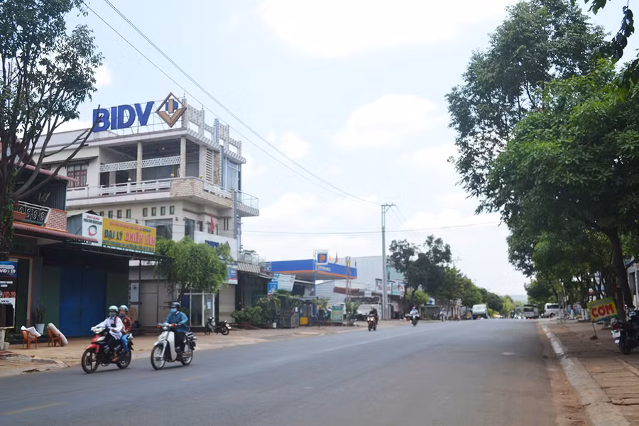 Một góc thị trấn Chư Prông. Ảnh: Hoàng Cư Một góc thị trấn Chư Prông. Ảnh: Hoàng Cư