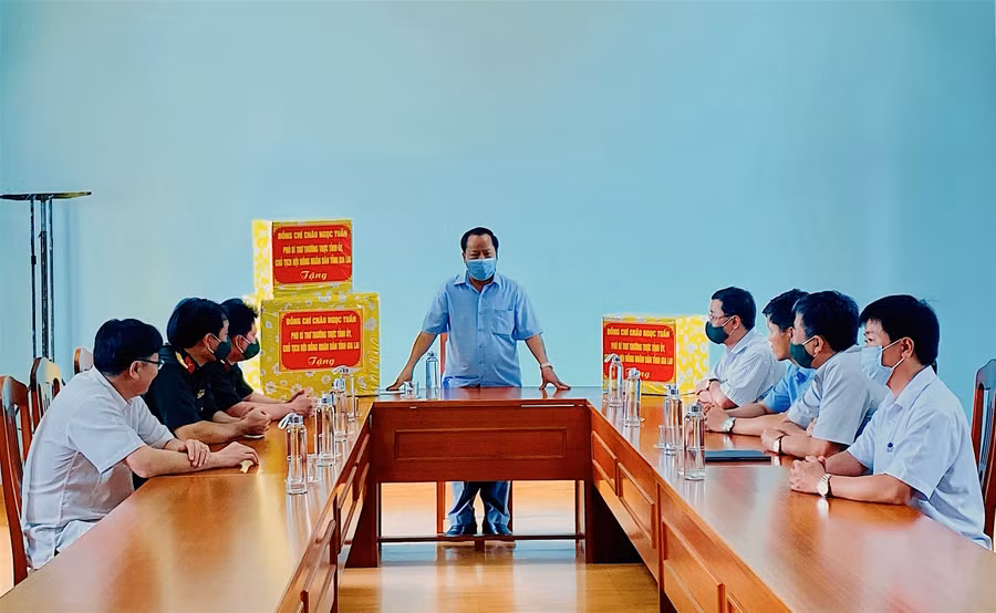 Phó Bí thư Thường trực Tỉnh ủy Châu Ngọc Tuấn phát biểu tại buổi thăm, tặng quà. Ảnh: Mộc Trà Quang cảnh buổi thăm, tặng quà. Ảnh: Mộc Trà