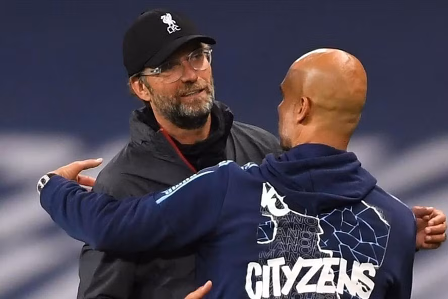Jurgen Klopp chấp nhận việc Liverpool không thể cạnh tranh nhưng cũng không phục chiến thắng của Pep Guardiola và Man City. Ảnh: AFP