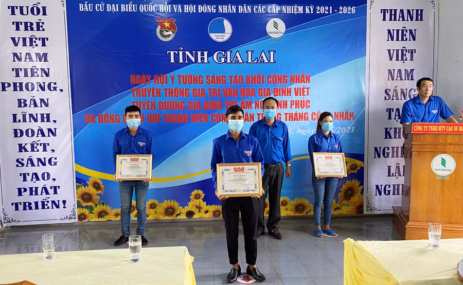  Anh Phan Hồ Giang-Phó Bí thư Tỉnh Đoàn trao bằng khen cho các cá nhân có ý tưởng giải pháp sáng tạo. Ảnh: Hà Đức Thành