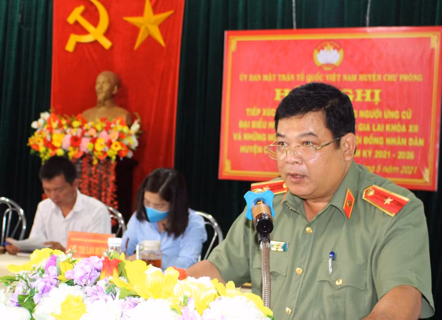 Thiếu tướng Rah Lan Lâm-Ủy viên Ban Thường vụ Tỉnh ủy, Giám đốc Công an tỉnh trình bày chương trình hành động tại buổi tiếp xúc cử tri ở xã Ia Kly (huyện Chư Prông). Ảnh Phan Lài (1)