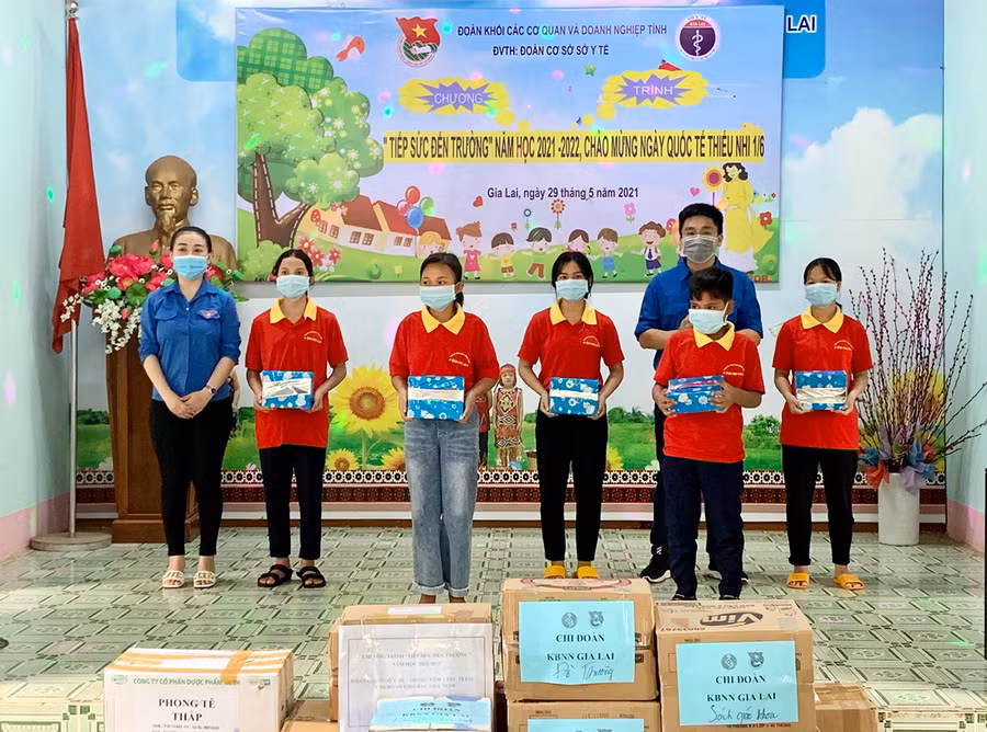  Đại diện ban tổ chức chương trình tặng quà cho các em thiếu nhi. Ảnh: Như Nguyện