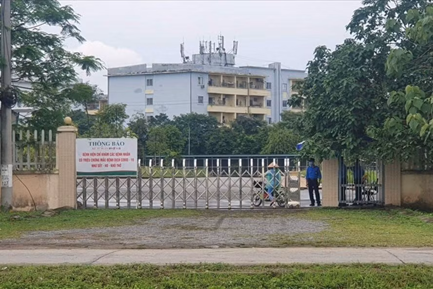 Phong toả Bệnh viện Bệnh Nhiệt đới Trung ương. Ảnh Hà Phương