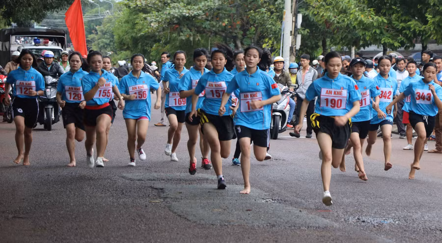Vận động viên tham gia Giải Việt dã truyền thống thị xã An Khê. Ảnh: Ngọc Minh