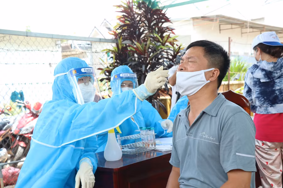 Ngành y tế Đắk Lắk lấy mẫu xét nghiệm SARS-CoV-2 cho người dân trong khu vực có người mắc Covid-19.