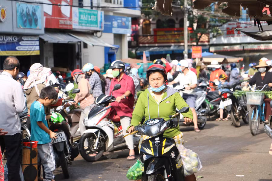 Tại Trung tâm Thương mại TP. Pleiku vẫn xảy ra tình trạng người dân, tiểu thương không đeo khẩu trang hoặc đeo đối phó