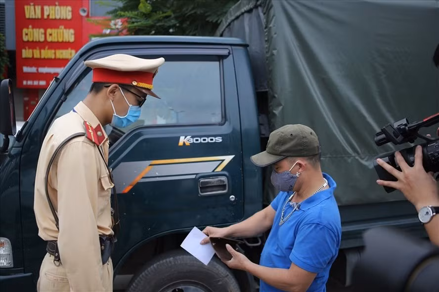 Người dân theo dõi, giám sát cảnh sát giao thông như thế nào? Ảnh: Phạm Đông