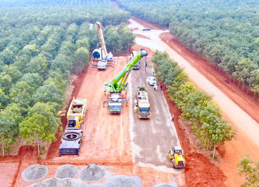 Tập kết thiết bị điện gió về công trường Nhà máy điện gió Ia Pếch (Đak Đoa)