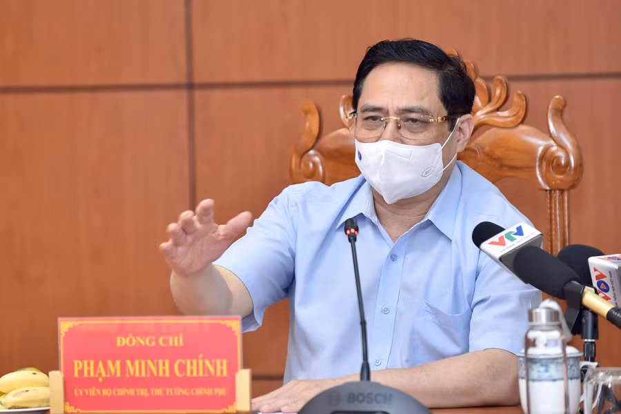 Thủ tướng Phạm Minh Chính phát biểu tại cuộc họp khẩn về phòng chống dịch COVID-19 tại đầu cầu trụ sở UBND tỉnh An Giang. Ảnh: VGP/Nhật Bắc