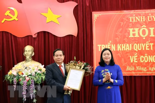 Bà Bùi Thị Minh Hoài, Bí thư Trung ương Đảng, Trưởng Ban Dân vận Trung ương trao quyết định của Bộ Chính trị cho ông Điểu Kré. (Ảnh: Hưng Thịnh/TTXVN)