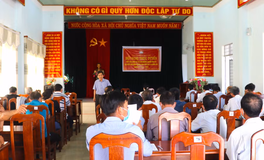 Quang cảnh buổi tập huấn sổ tay hướng dẫn thực hiện cách ly y tế vùng có dịch Covid-19 tại phường Ngô Mây, thị xã An Khê. Ảnh Ngọc Minh