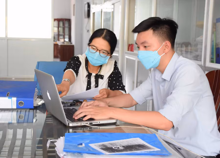Điều tra viên Chi cục Thống kê TP. Pleiku trực tiếp hướng dẫn doanh nghiệp kê khai thông tin phục vụ công tác tổng điều tra. Ảnh: Minh Nguyễn Điều tra viên Chi cục Thống kê TP. Pleiku trực tiếp hướng dẫn doanh nghiệp kê khai thông tin phục vụ công tác tổng điều tra. Ảnh: Minh Nguyễn