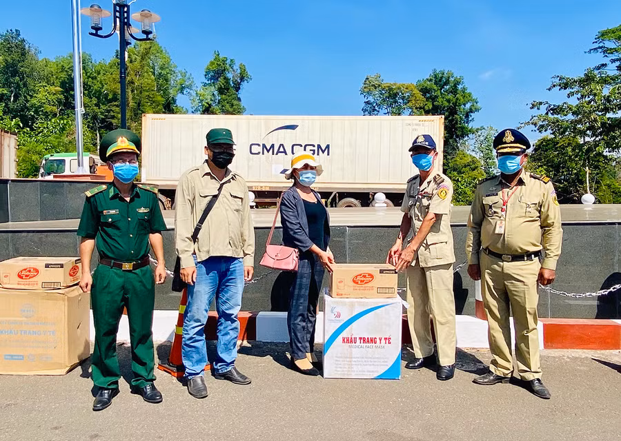 Bà Phạm Thị Lan-Phó Chủ tịch Ủy ban MTTQ Việt Nam tỉnh Gia Lai-trao tặng khẩu trang y tế và dung dịch rửa tay sát khuẩn cho Đồn Biên phòng Cửa khẩu Quốc tế Lệ Thanh (huyện Đức Cơ) và Đồn Công an Cửa khẩu Quốc tế Oyadav (Vương quốc Campuchia). Ảnh: Mộc Trà