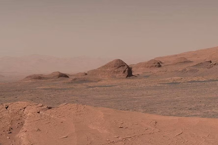 Chế độ xem phóng to cho thấy một phần miệng núi lửa Gale trên sao Hỏa được tàu thám hiểm Curiosity nhìn thấy trong bức ảnh toàn cảnh chụp ngày 15.4.2021. Ảnh: NASA