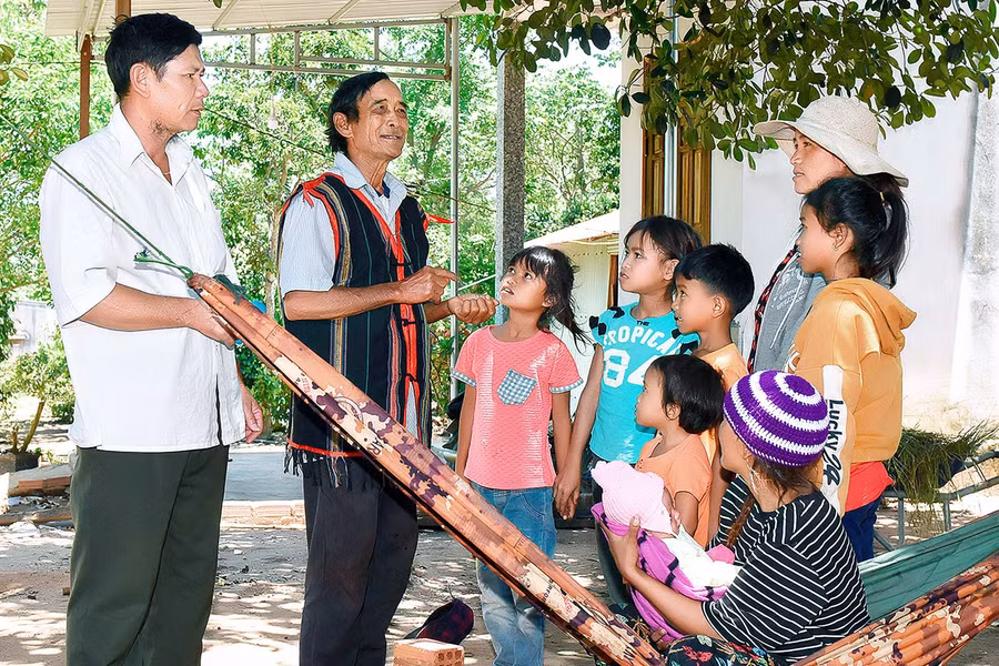Tranh thủ lúc các hộ dân ở làng Ch’Rông 2 có mặt ở nhà, ông Tơk-Già làng Ch’Rông 2 đã vận động bà con đến nhà văn hóa của làng để nghe ông tuyên truyền, thông tin về bầu cử….