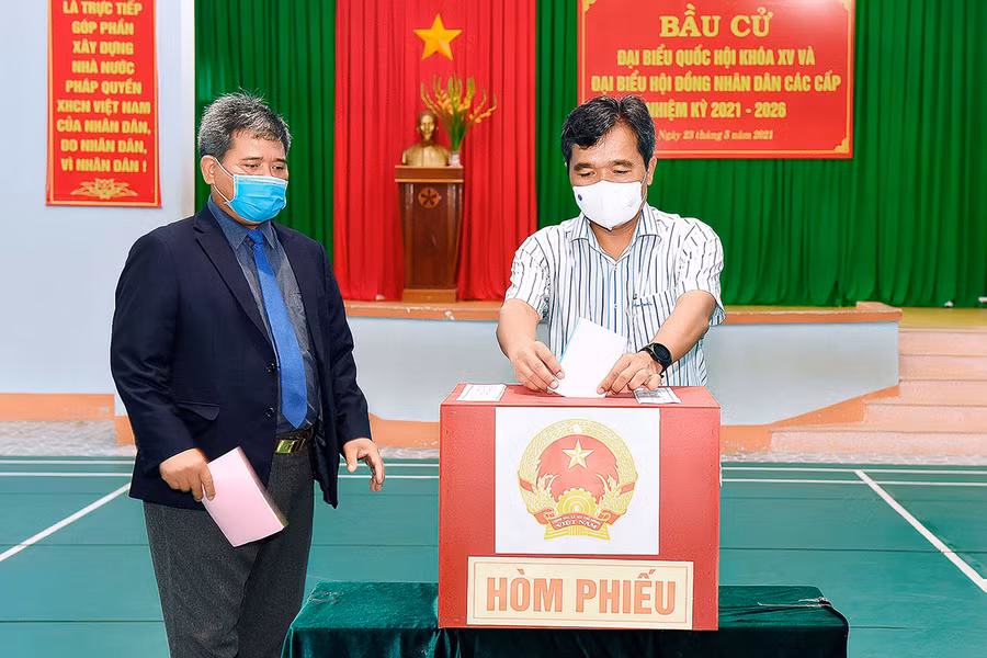 Đồng chí Hồ Văn Niên-Ủy viên Ban Chấp hành Trung ương Đảng, Bí thư Tỉnh ủy, Trưởng đoàn Đại biểu Quốc hội tỉnh bỏ phiếu tại khu vực bầu cử số 2 (phường Hoa Lư, TP. Pleiku). Ảnh: Đức Thụy