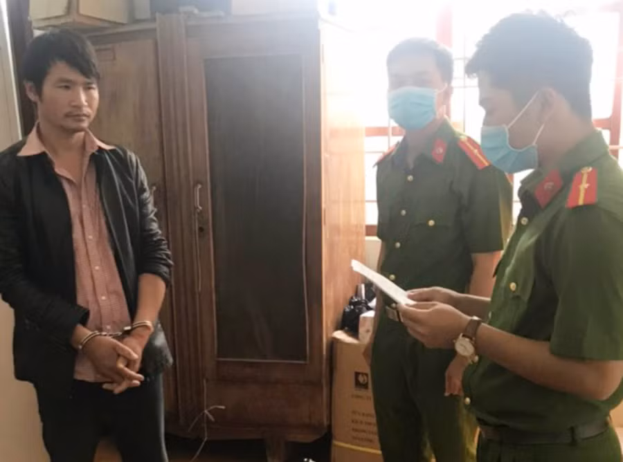  Bắt đối tượng Nguyễn Văn Trực. Ảnh: Lê Anh