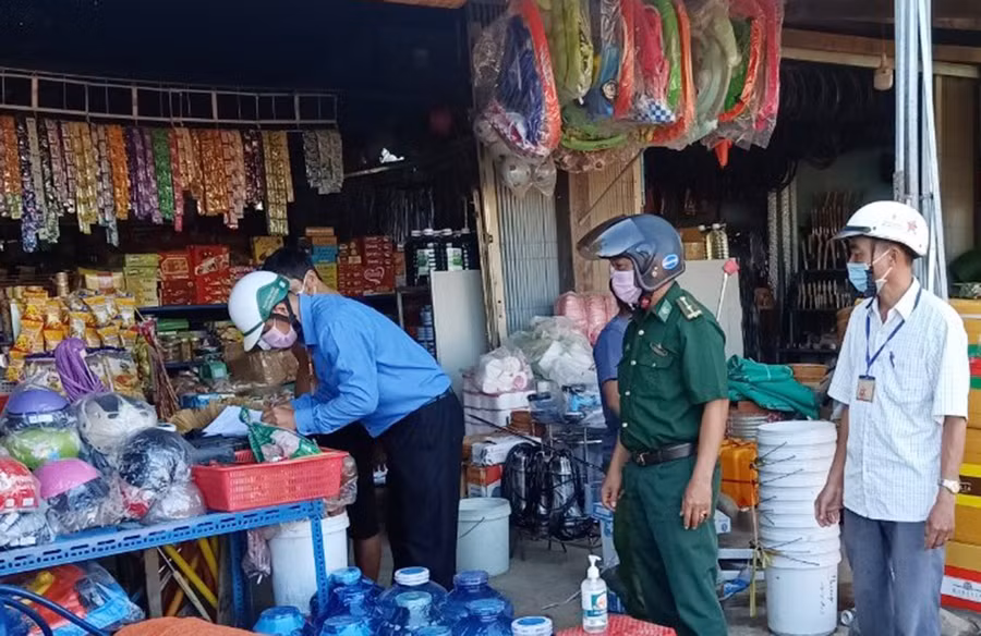  Đồn Biên phòng Ia Mơr phối hợp với các ban ngành của xã tuyên truyền, vận động người dân ký cam kết chấp hành nghiêm các biện pháp phòng dịch và chống xâm nhập vượt biên trái phép. Ảnh: Anh huy