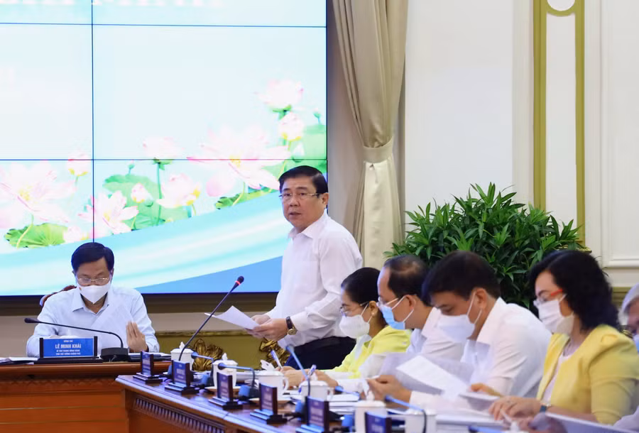Chủ tịch UBND TP Nguyễn Thành Phong báo cáo tình hình với Thủ tướng.