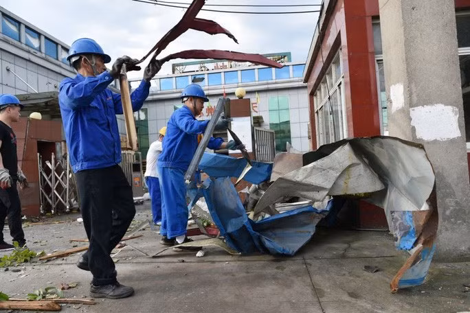  Công nhân dọn dẹp các mảnh vỡ tại 1 nhà máy ở thị trấn Shengze. Ảnh: EPA-EFE