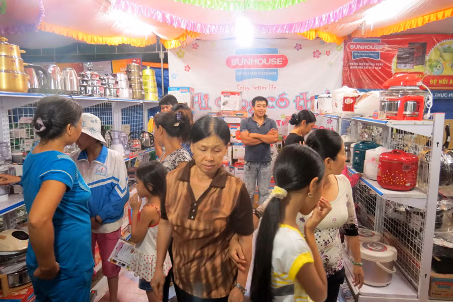 Đông đảo khách hàng đến với phiên chợ. Ảnh: H.H