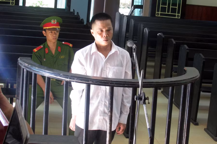 Bị cáo Nguyễn Văn Cư trước vành móng ngựa. Ảnh: Quang Trung
