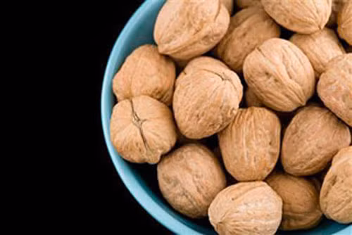 Quả óc chó chứa nhiều chất chống ô xy hóa giúp bảo vệ não - Ảnh: Reuters
