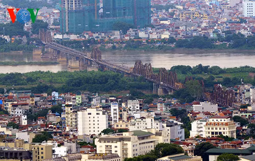 Bên cạnh sự phát triển, Hà Nội vẫn mang trong mình những dấu ấn lịch sử. Cây cầu Long Biên nối đôi bờ sông Hồng, nơi chứng kiến những lính viễn chinh cuối cùng của Pháp rút khỏi Thủ đô cách đây tròn 60 năm. Bên cạnh sự phát triển, Hà Nội vẫn mang trong mình những dấu ấn lịch sử. Cây cầu Long Biên nối đôi bờ sông Hồng, nơi chứng kiến những lính viễn chinh cuối cùng của Pháp rút khỏi Thủ đô cách đây tròn 60 năm.
