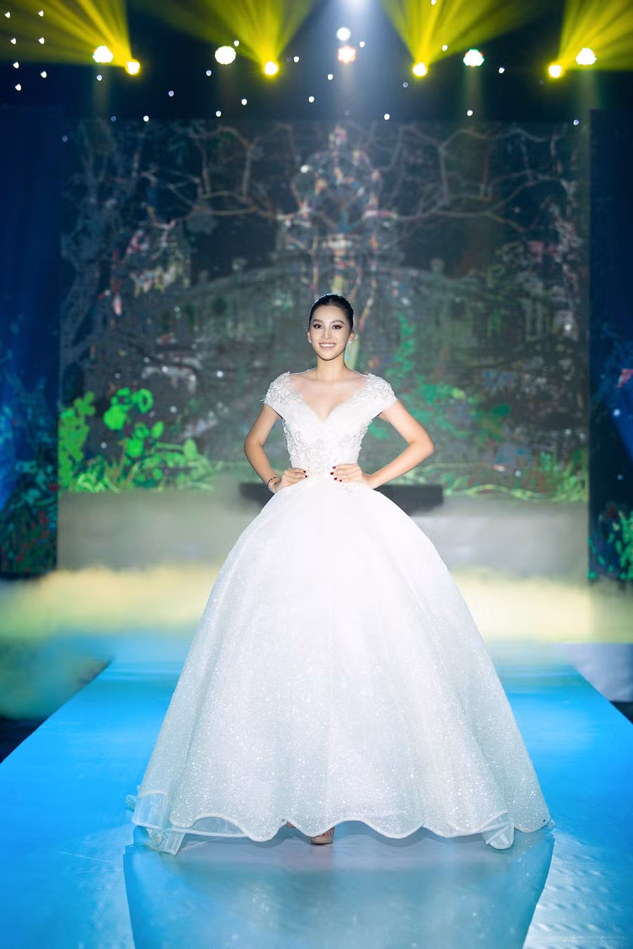 Đại sứ của Hoa hậu Việt Nam năm nay - Trần Tiểu Vy cũng đảm nhận vị trí vedette cho màn chào kết của show diễn lần này.