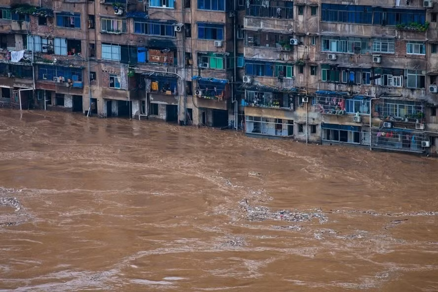 Mưa lũ nhấn chìm nhà ở của người dân ở khu Kỳ Giang, Trùng Khánh, Trung Quốc vào ngày 1.7. Ảnh: Tân Hoa Xã.