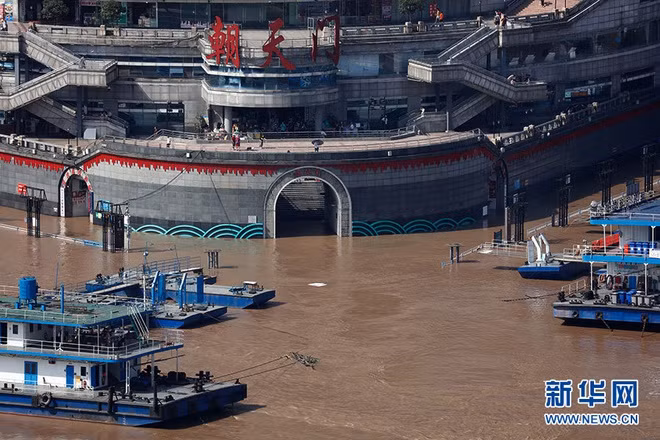  Nước lũ trên sông Gia Lăng, đoạn chảy qua thành phố Trùng Khánh (ảnh: Xinhua)