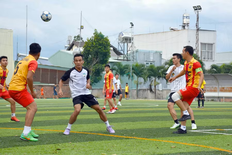 Trận đấu giữa 2 đội Bennevento-Tam Ba Coffee FC (áo cam đỏ) và Spezia-HAGL Văn phòng FC (áo trắng). Ảnh: Hà Phương