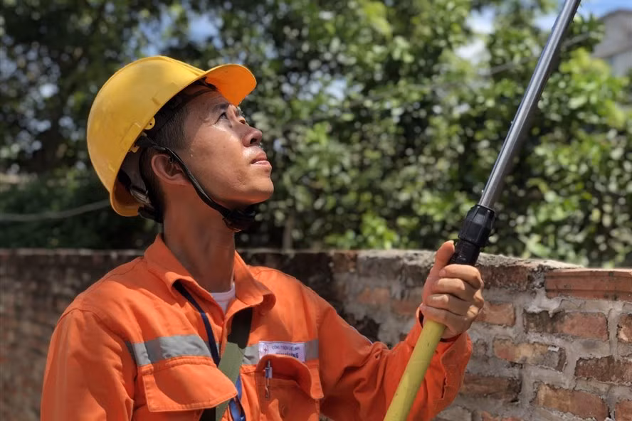  Nhân viên EVN Hà Nội đi kiểm tra chỉ số công tơ điện tại huyện Mê Linh. Ảnh: C.Ngô