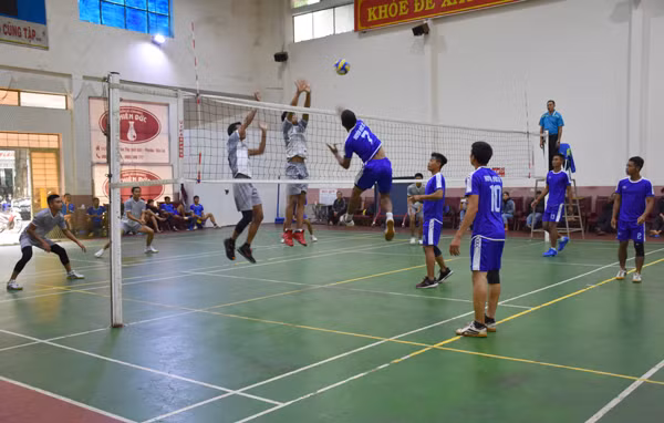 Trận chung kết môn bóng chuyền giữa 2 đội thị xã Ayun Pa và Đức Cơ diễn ra rất hấp dẫn và đầy kịch tính. Ảnh: H.P